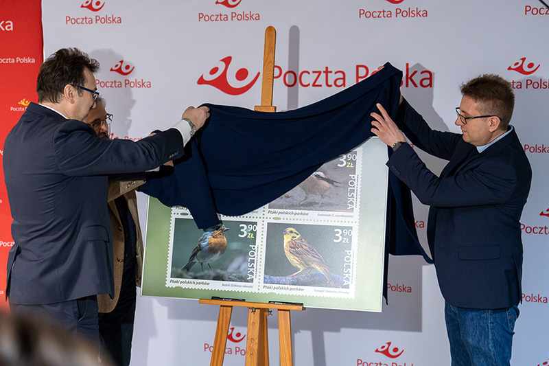 „Ptaki polskich parków” 2023 – nowa seria znaczków pocztowych ze zdjęciami autorstwa Macieja Zdziarskiego