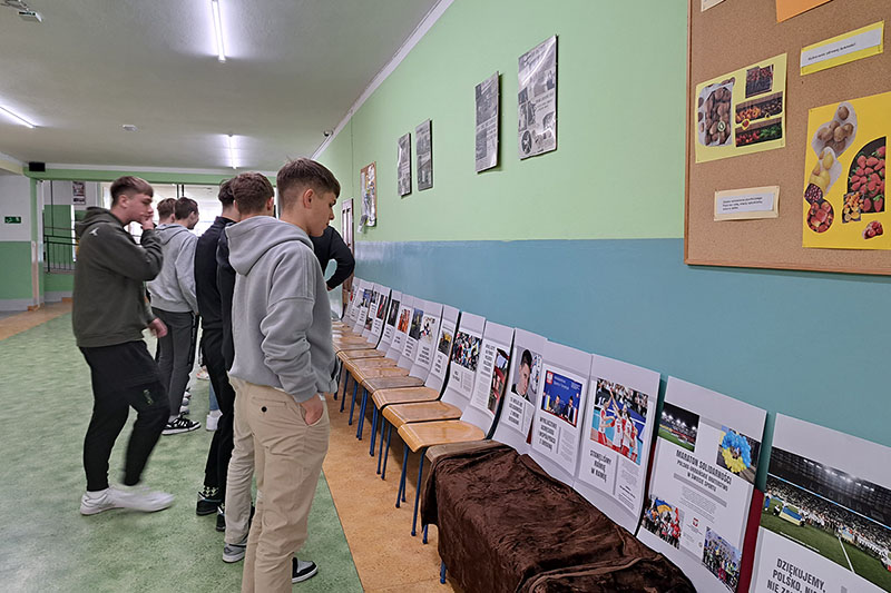 Krosno: Dzięki wystawie uczniowie lepiej rozumieją problemy ukraińskich kolegów