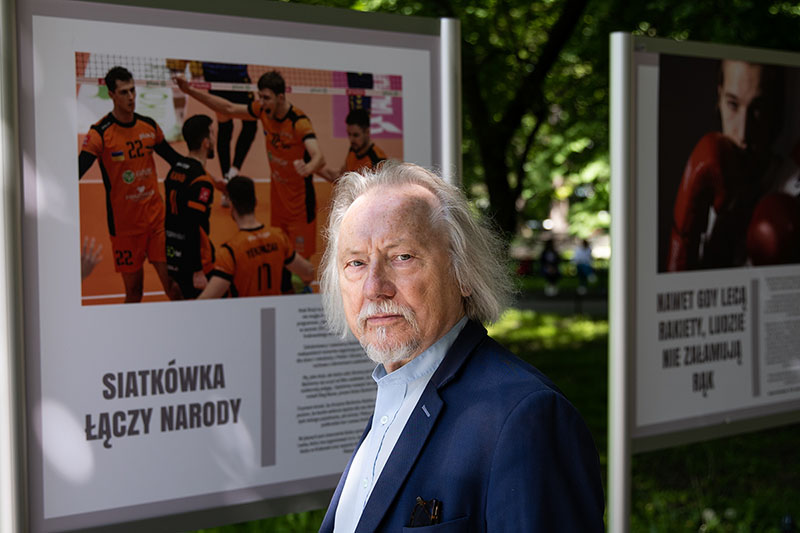 Prof. Czesław Dźwigaj, artysta rzeźbiarz: Wystawa jest wyrazem protestu i wezwaniem, żeby świat się opanował